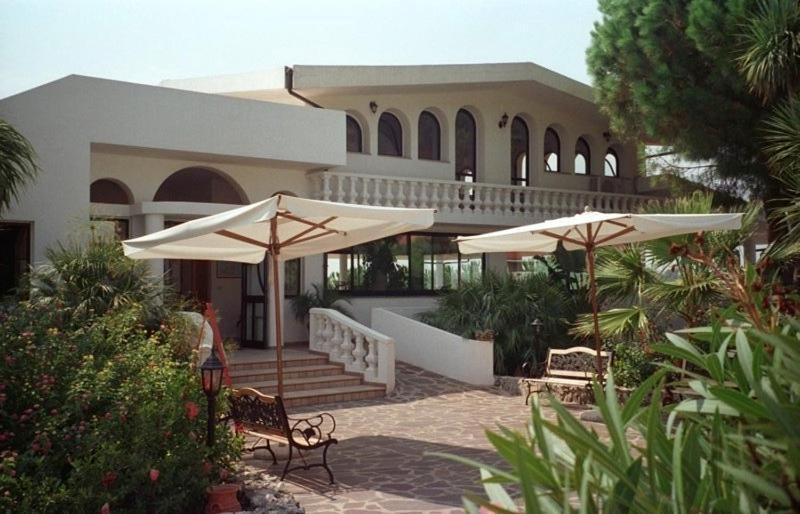 Villaggio Pineta Petto Bianco Капо Ватикано Екстериор снимка
