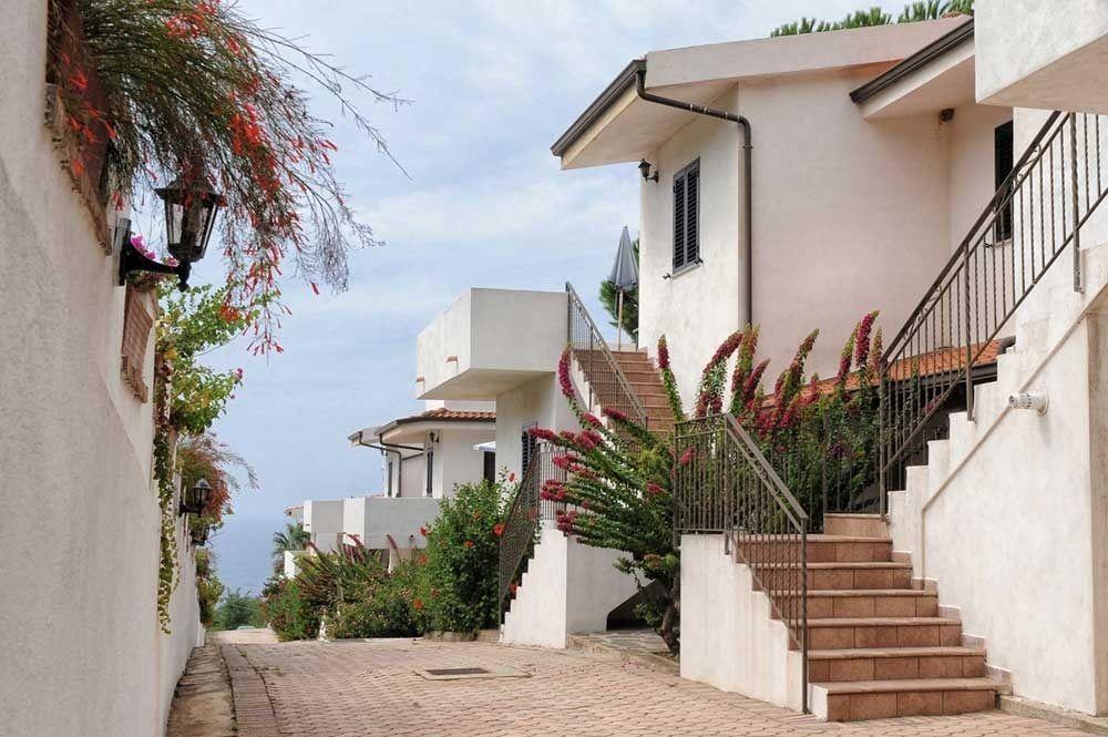Villaggio Pineta Petto Bianco Капо Ватикано Екстериор снимка
