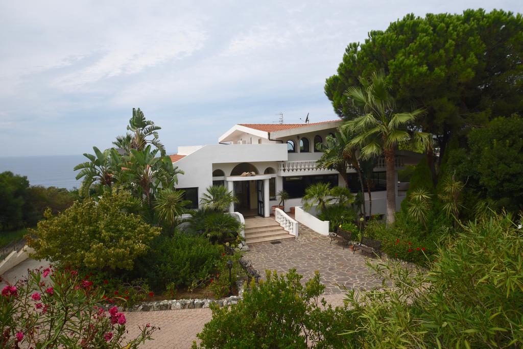Villaggio Pineta Petto Bianco Капо Ватикано Екстериор снимка