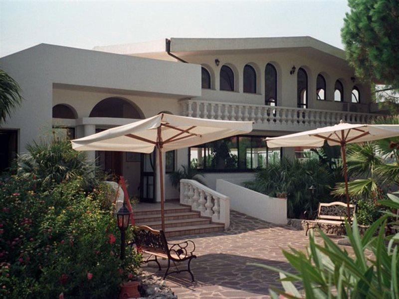 Villaggio Pineta Petto Bianco Капо Ватикано Екстериор снимка