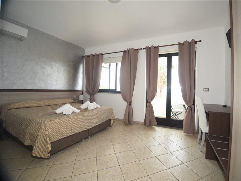 Villaggio Pineta Petto Bianco Капо Ватикано Екстериор снимка